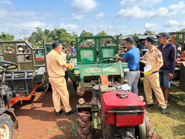 Ra mắt mô hình Dân vận khéo “Vận động Nhân dân lắp còi, đèn chiếu sáng, dán phản quang xe máy cày đảm bảo TTATGT” tại xã Ea Drông, thị xã Buôn Hồ