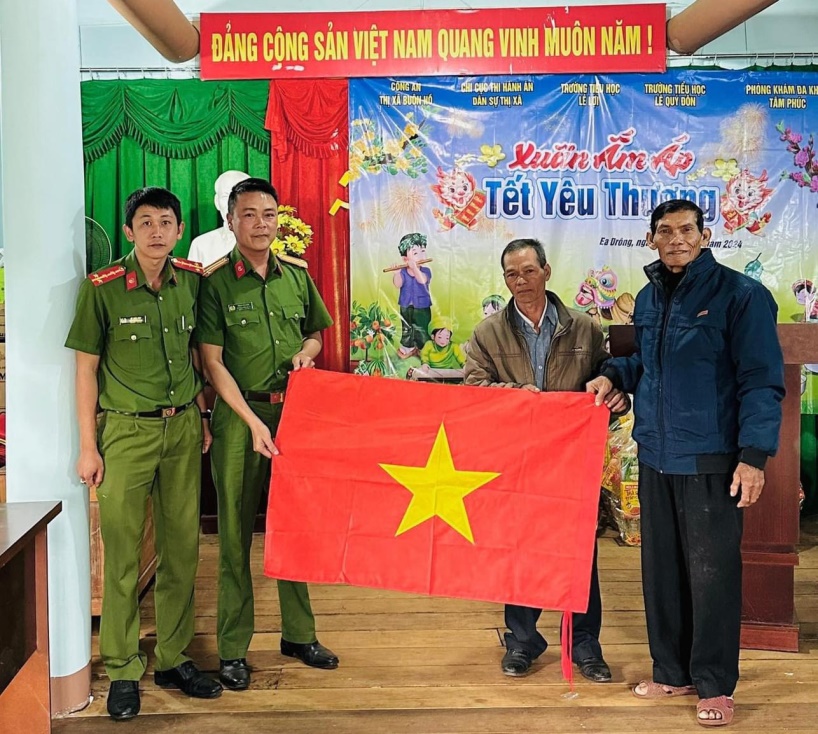 Công an thị xã Buôn Hồ lan toả phong trào treo cờ Tổ quốc trong vùng đồng bào DTTS trên địa bàn