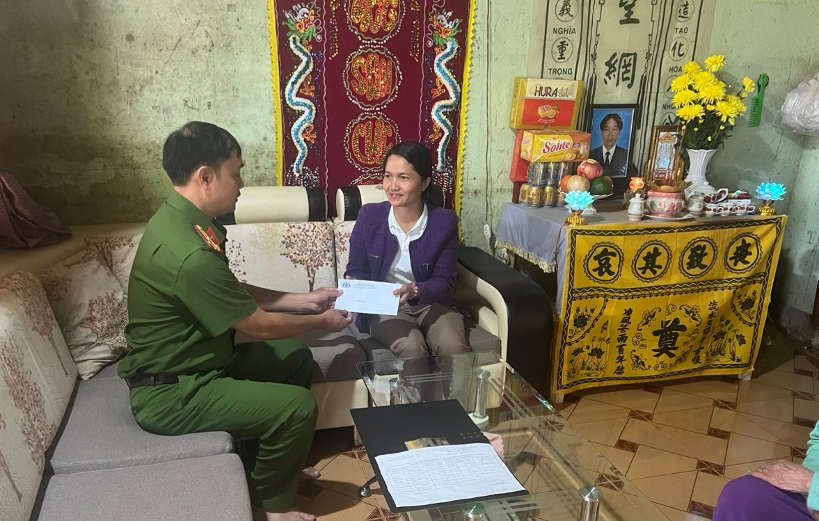 Ban An toàn giao thông thị xã Buôn Hồ thăm hỏi, động viên gia đình, thân nhân của những nạn nhân tử vong vì tai nạn giao thông