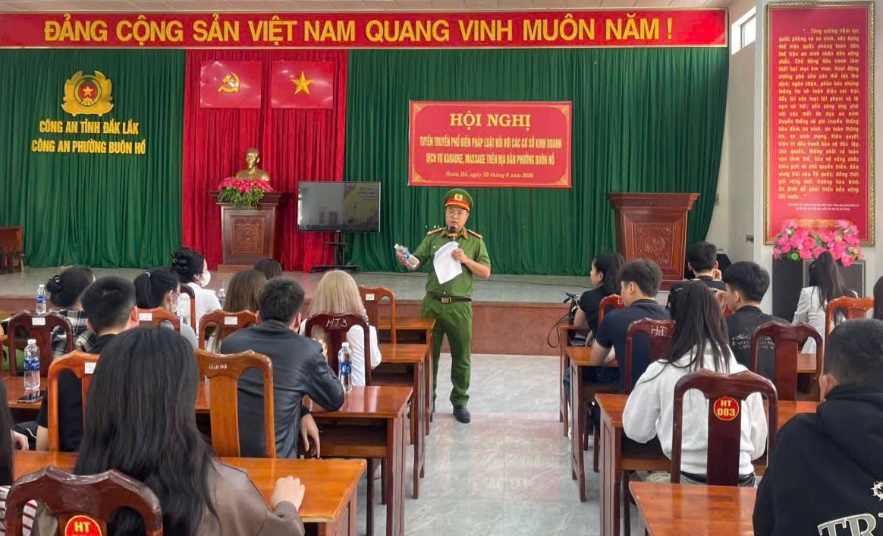 Công an phường Buôn Hồ tăng cường tuyên truyền pháp luật đối với các cơ sở kinh doanh dịch vụ karaoke, massage trên địa bàn