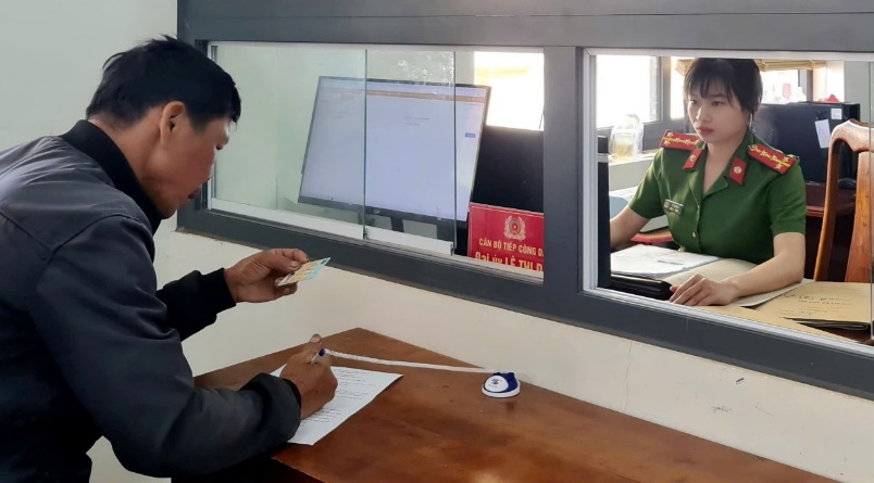 NuCongAnNhanDanNguoiGiuLuaBinhYen_001