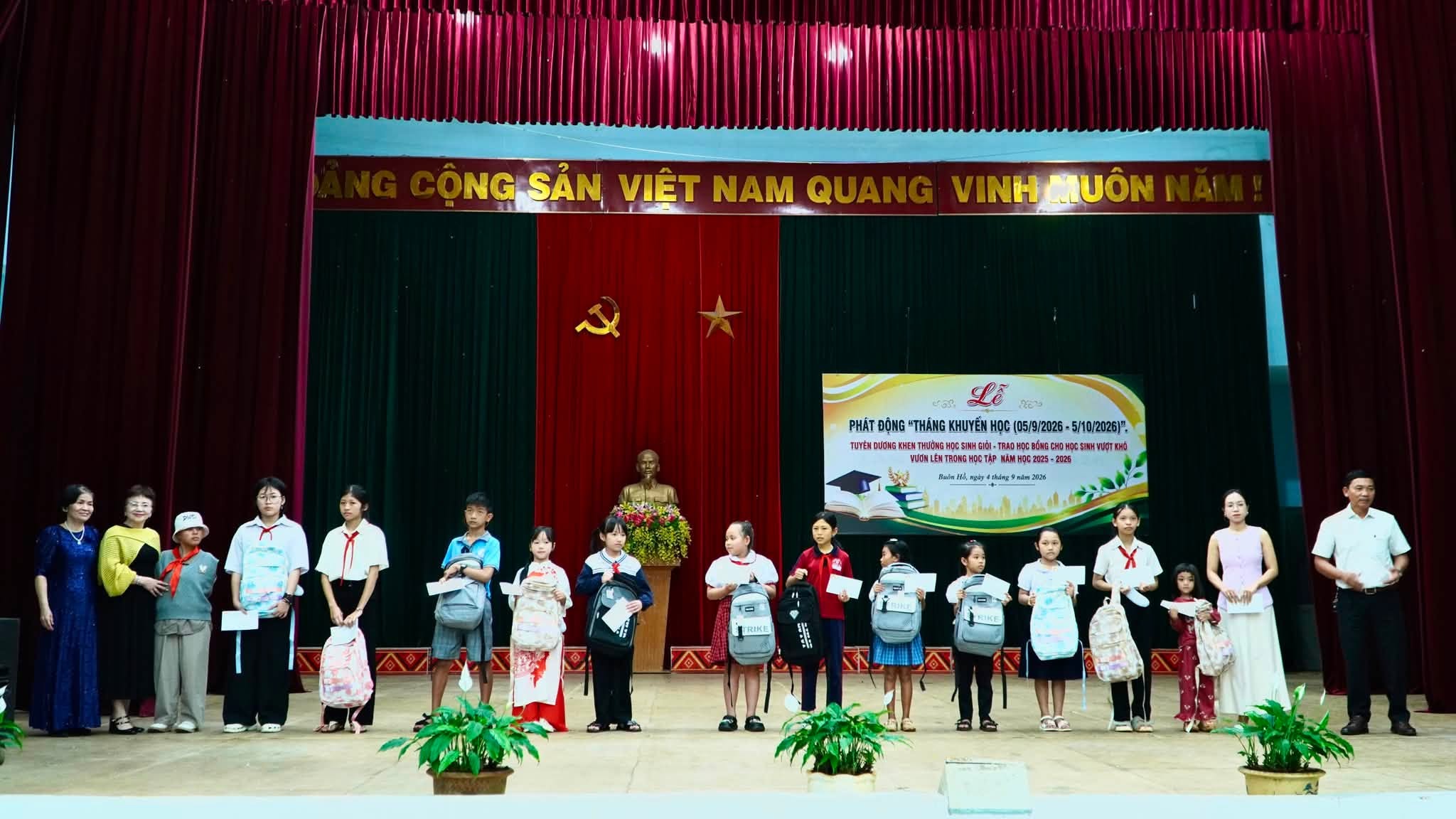 Phường Buôn Hồ khen thưởng học sinh có thành tích xuất sắc, phát động tháng khuyến học