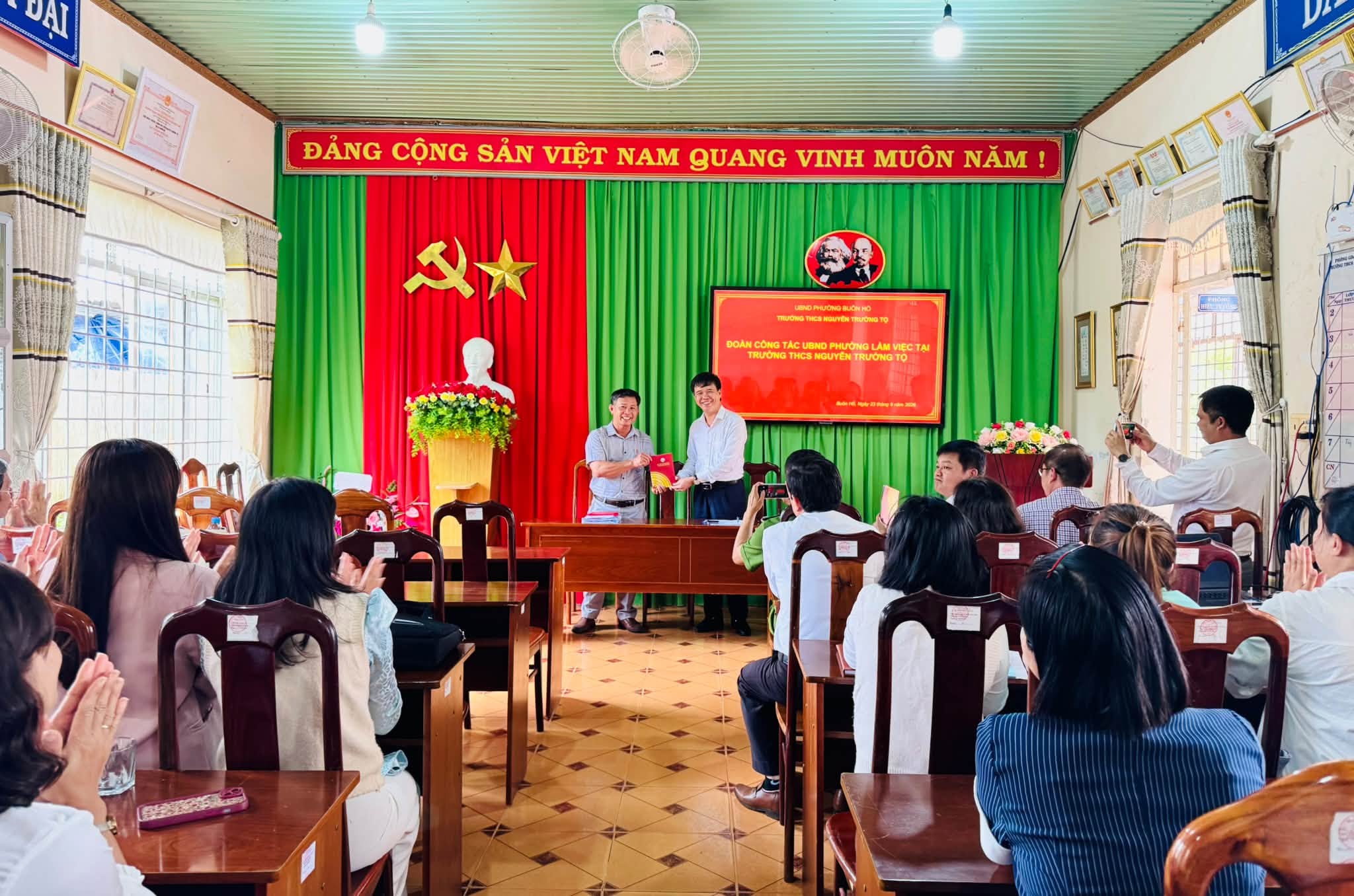 Đoàn công tác của UBND phường làm việc tại trường THCS Nguyễn Trường Tộ