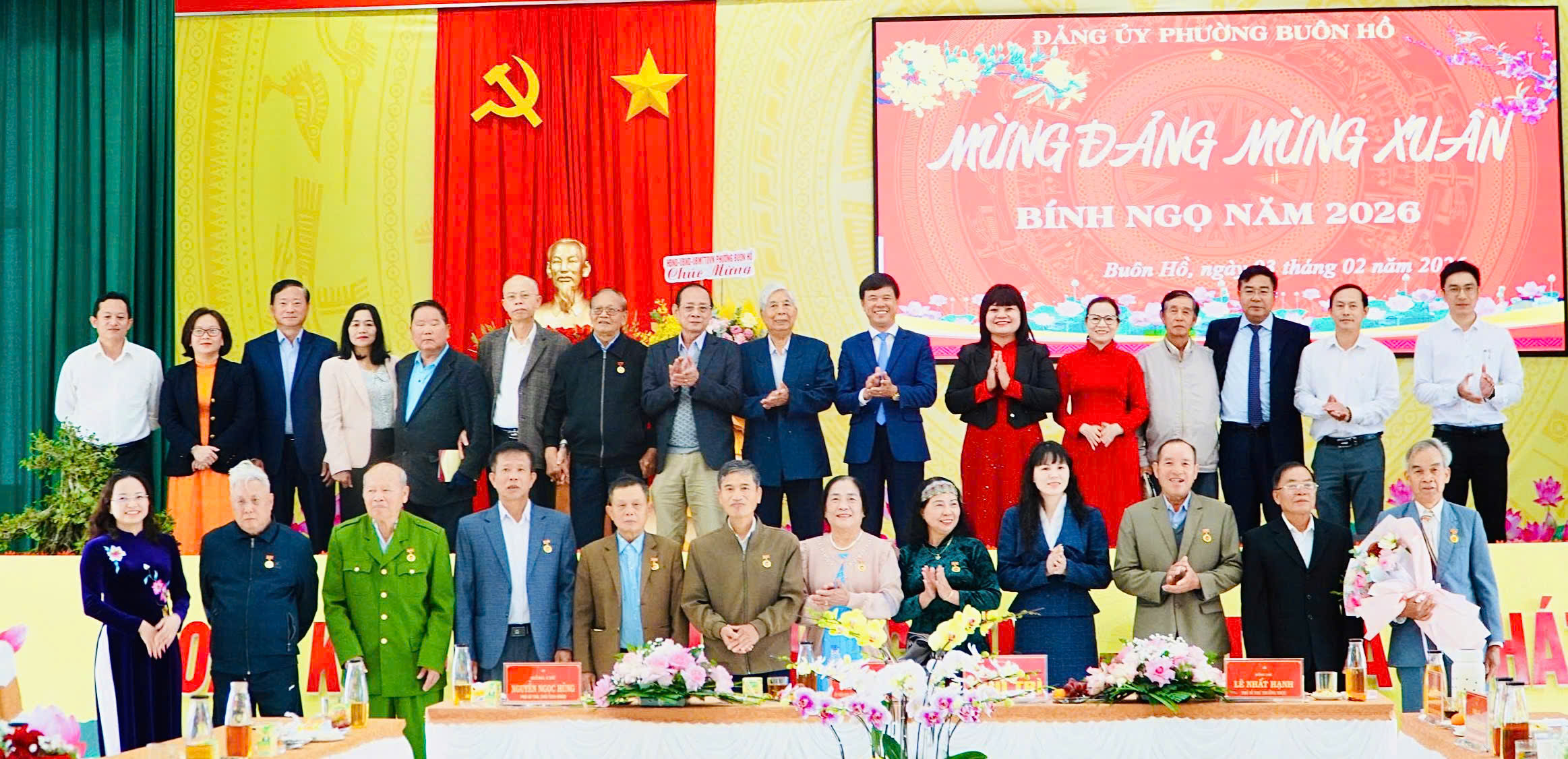 Phường Buôn Hồ tọa đàm mừng Đảng - mừng Xuân, trao Huy hiệu Đảng dịp 3/2