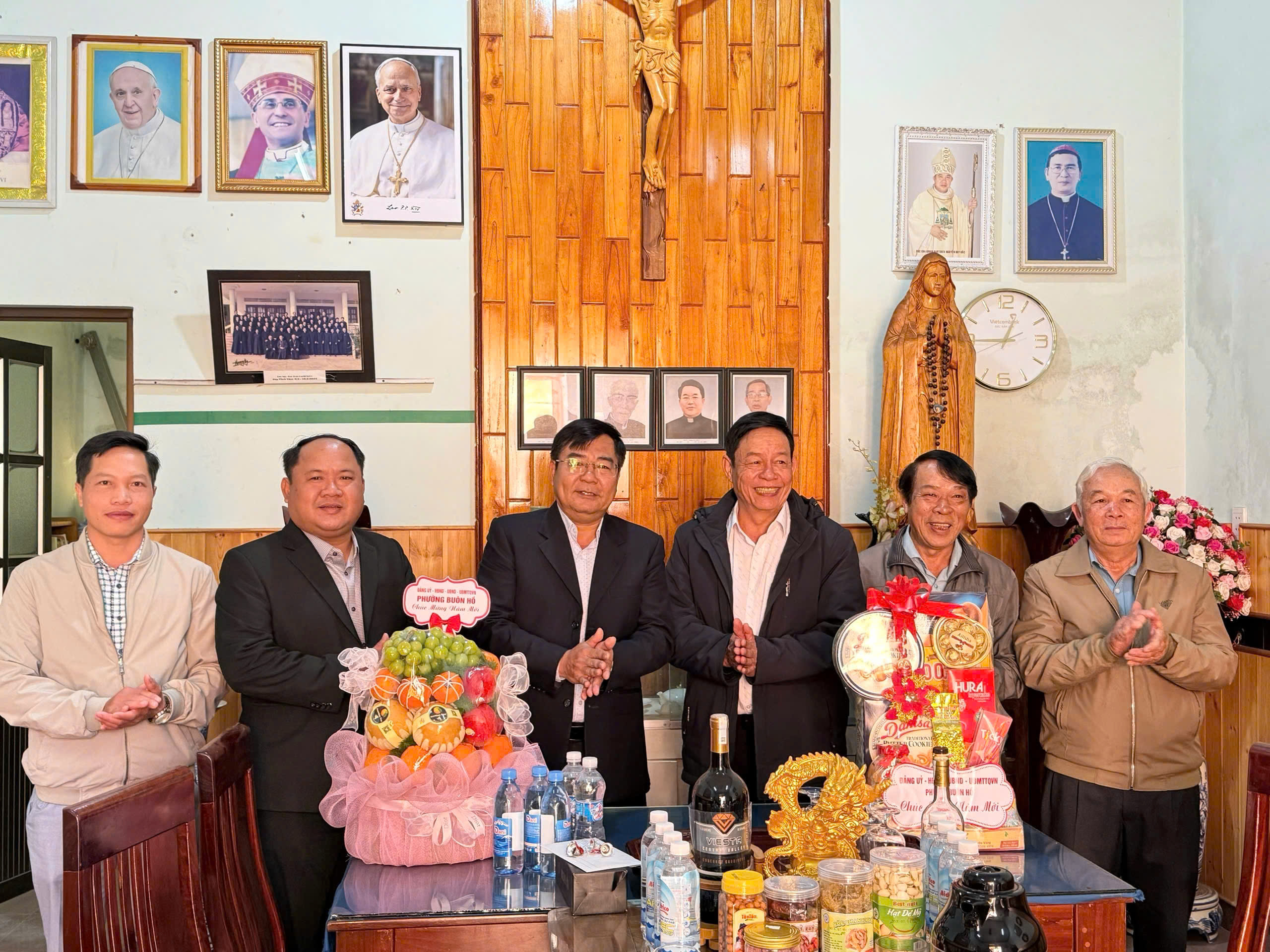 Lãnh đạo phường Buôn Hồ thăm, chúc tết các cơ sở tôn giáo