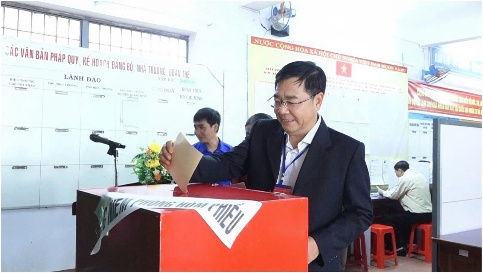 Lãnh đạo phường Buôn Hồ dự khai mạc bầu cử tại các khu vực bỏ phiếu