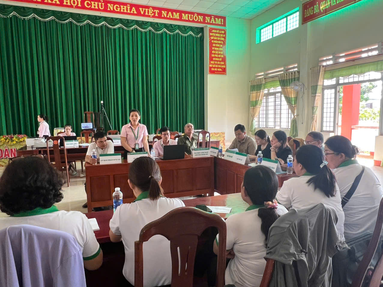 Phòng giao dịch NHCSXH Buôn Hồ tổ chức phiên làm việc tại điểm giao dịch Buôn Hồ