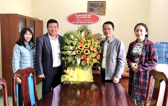 Lãnh đạo UBND thị xã thăm các đơn vị y tế nhân dịp ngày Thầy thuốc Việt Nam