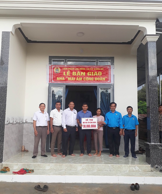 Liên đoàn Lao động thị xã Buôn Hồ tổ chức trao Nhà mái ấm công đoàn