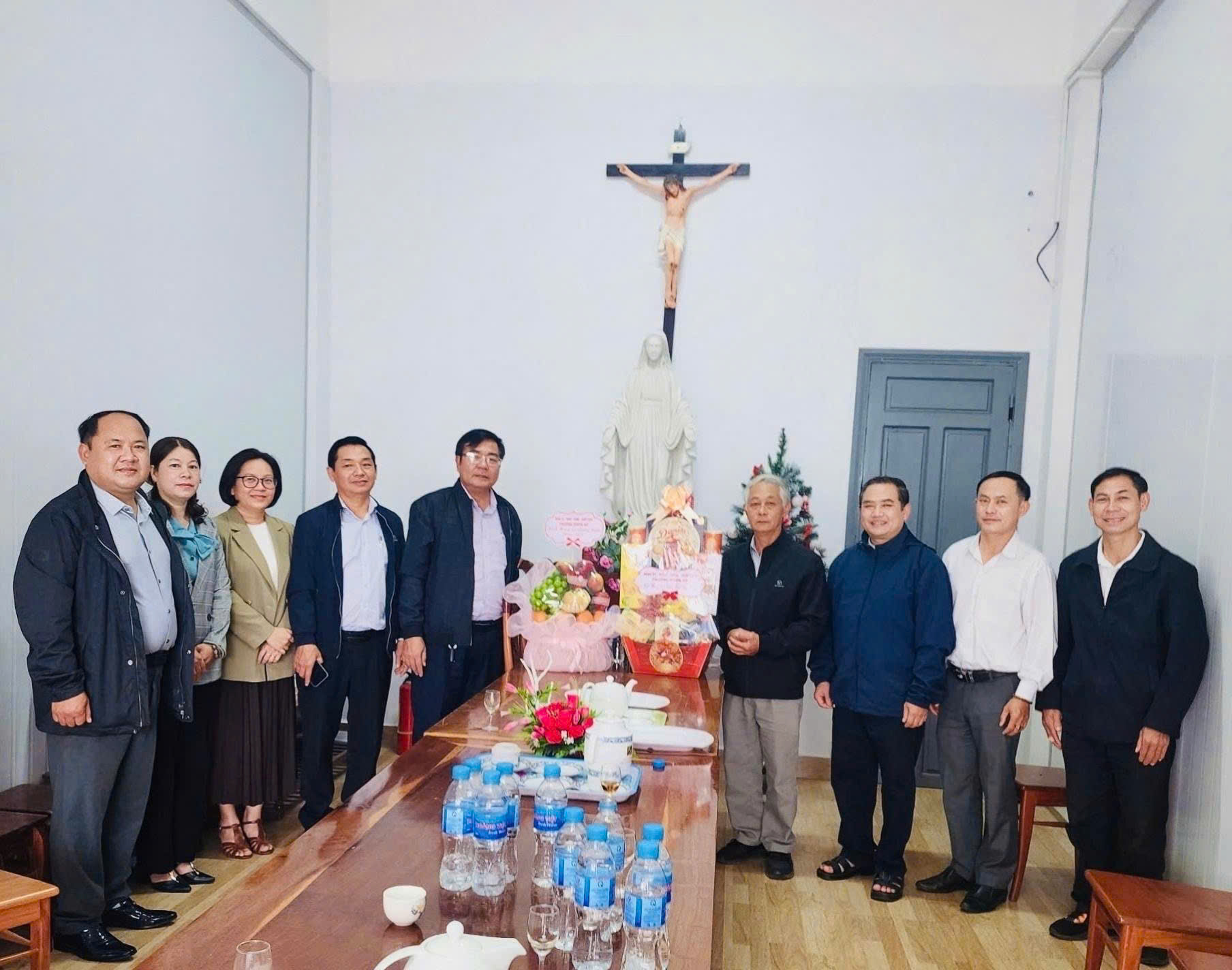 Lãnh đạo Đảng ủy, HĐND, UBND, Ủy ban MTTQ Việt Nam phường Buôn Hồ thăm các cơ sở, điểm sinh hoạt tôn giáo nhân dịp Giáng sinh